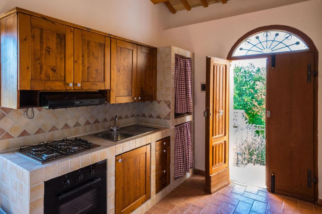 Kuchnia lub aneks kuchenny w obiekcie agriturismo borgo del ginepro