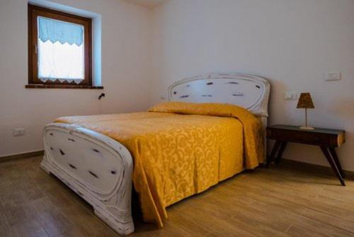 Łóżko lub łóżka w pokoju w obiekcie agriturismo borgo del ginepro