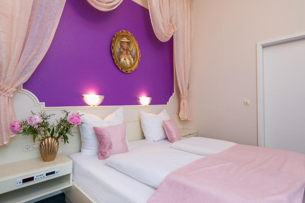 Postel nebo postele na pokoji v ubytování W22 Hotel am Kurfürstendamm