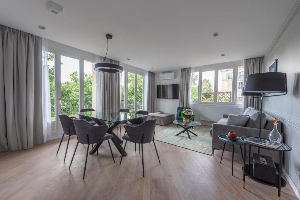 un salon avec une table, des chaises et un canapé dans l'établissement Opera, à Paris