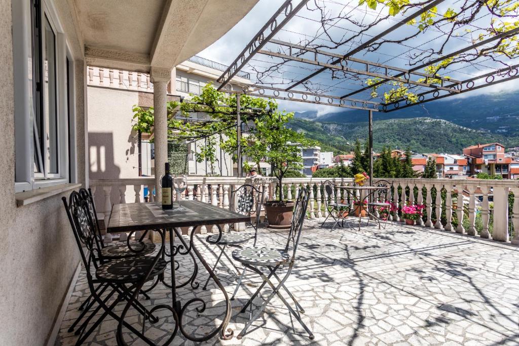 un patio con tavolo e sedie sul balcone. di Sun Apartments Marija a Budua