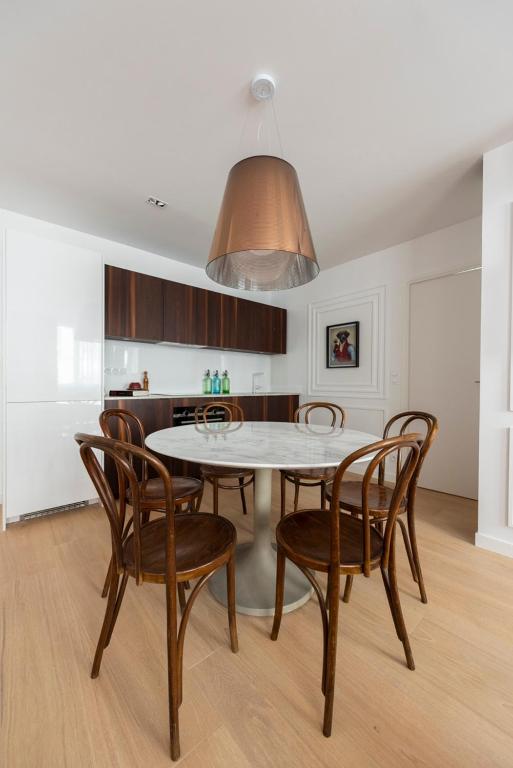 une salle à manger avec une table et des chaises blanches dans l'établissement Bistrot, à Paris