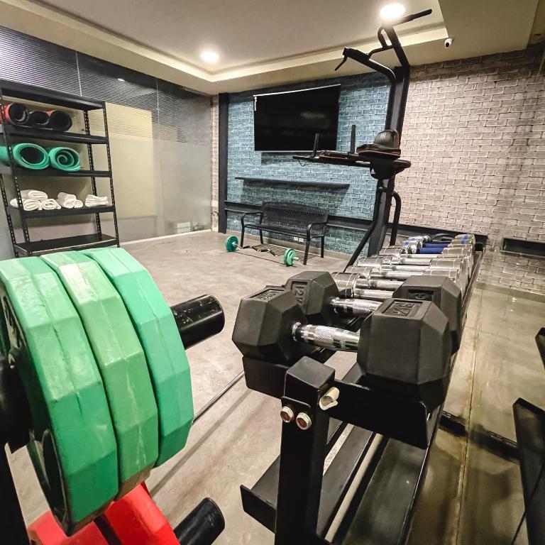 Fitness centrum a/nebo fitness zařízení v ubytování Sharz Hotel