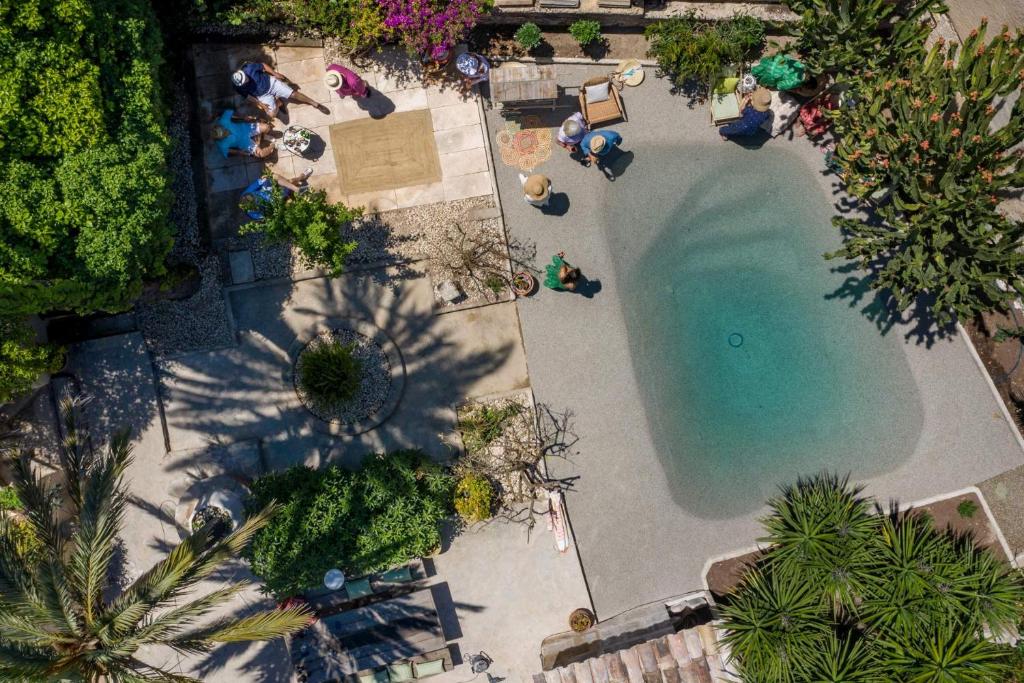 an overhead view of a swimming pool in a resort at León de Sineu in Sineu