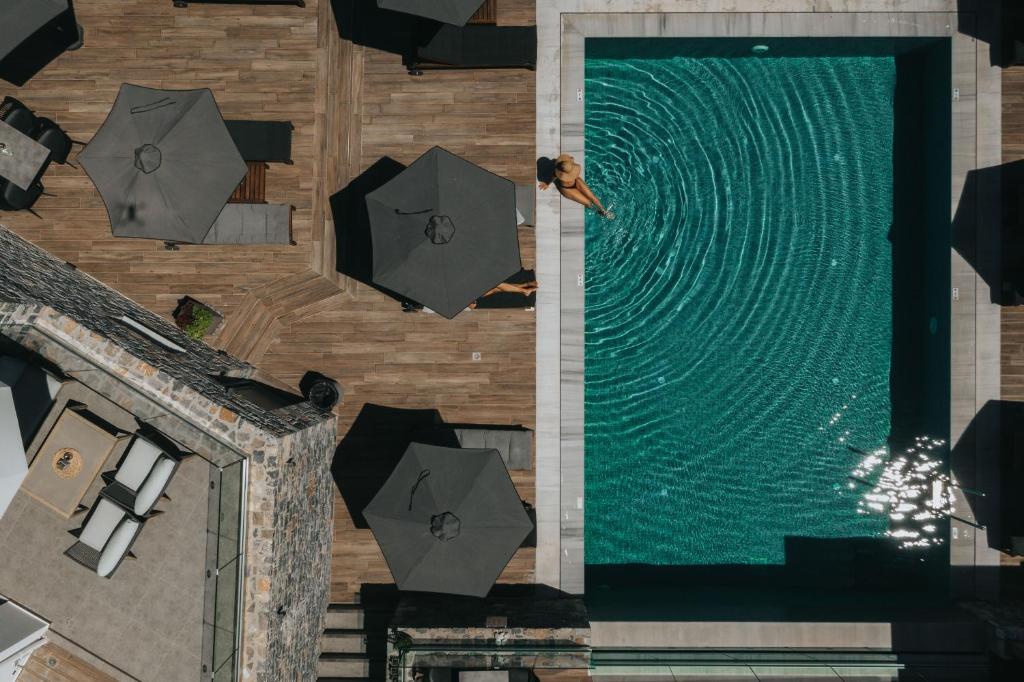 an overhead view of a swimming pool with umbrellas at Seascape Luxury Residences in Agia Pelagia