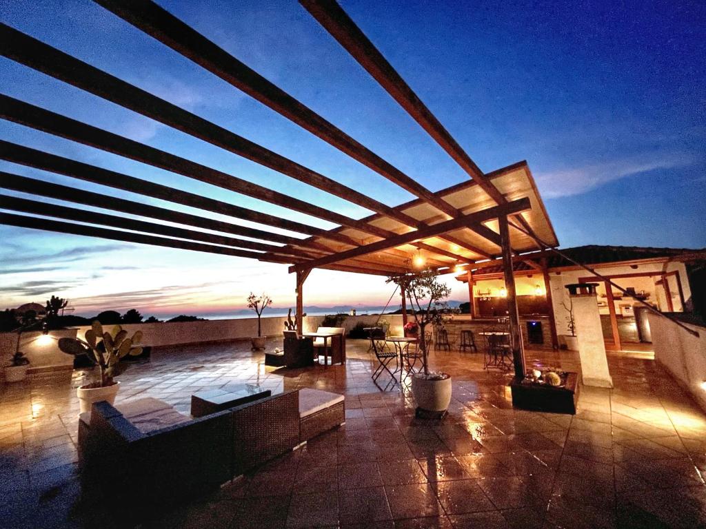 patio z dachem i zachodem słońca w tle w obiekcie Residenza Cunto w mieście Castellabate