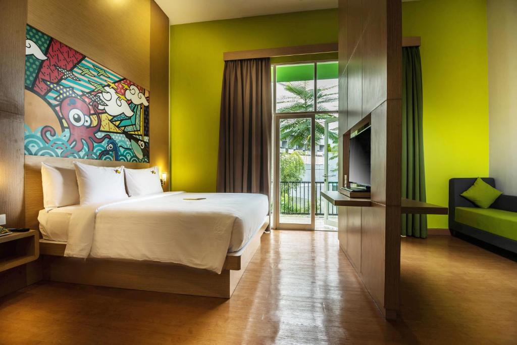 Tempat tidur dalam kamar di MaxOneHotels at Resort Makassar