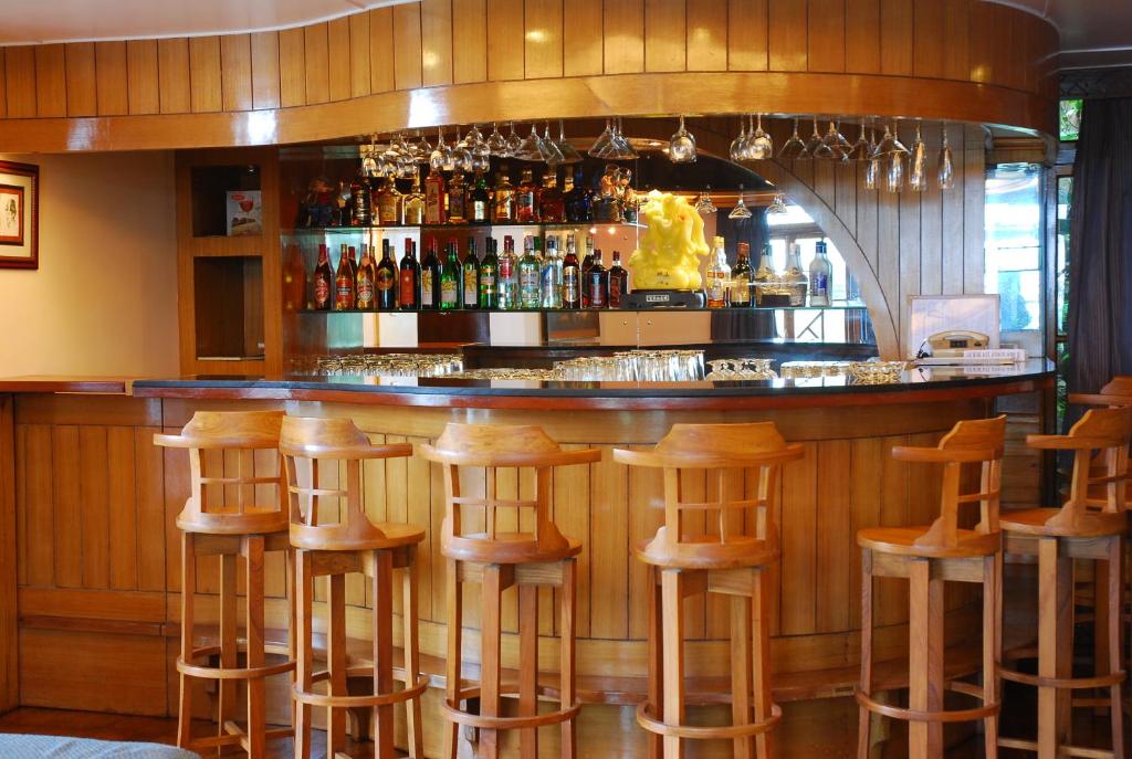 Lounge nebo bar v ubytování Cedar Inn