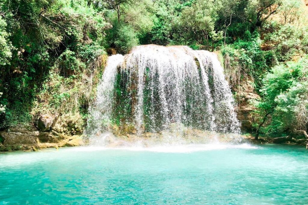 una cascada en medio de una piscina de agua en Maisonnette dans le verdon en Salernes