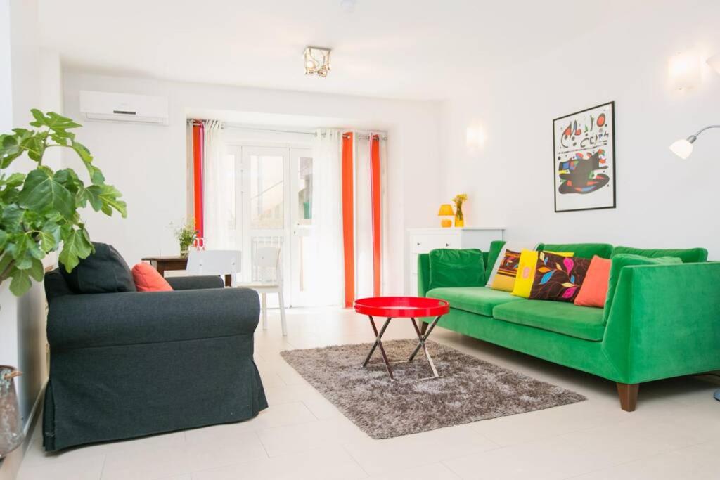 - un salon avec deux canapés verts et une table dans l'établissement Regina's Banyuls - comfortable and next to the beach, à Banyuls-sur-Mer