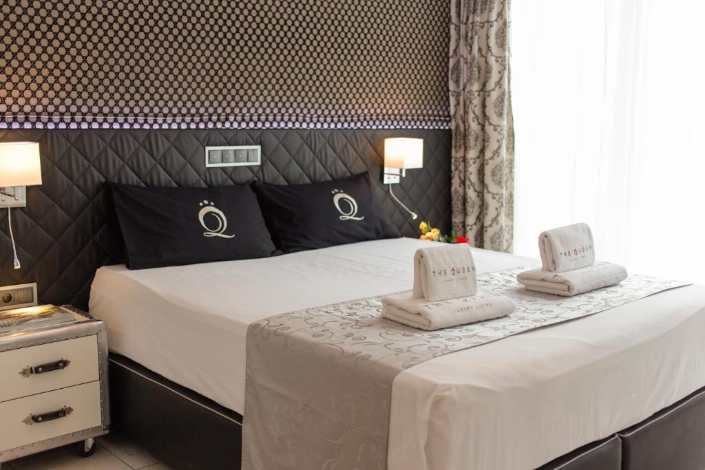 Säng eller sängar i ett rum på VILLA ADRIANA-The Queen Apartments Luxury Living