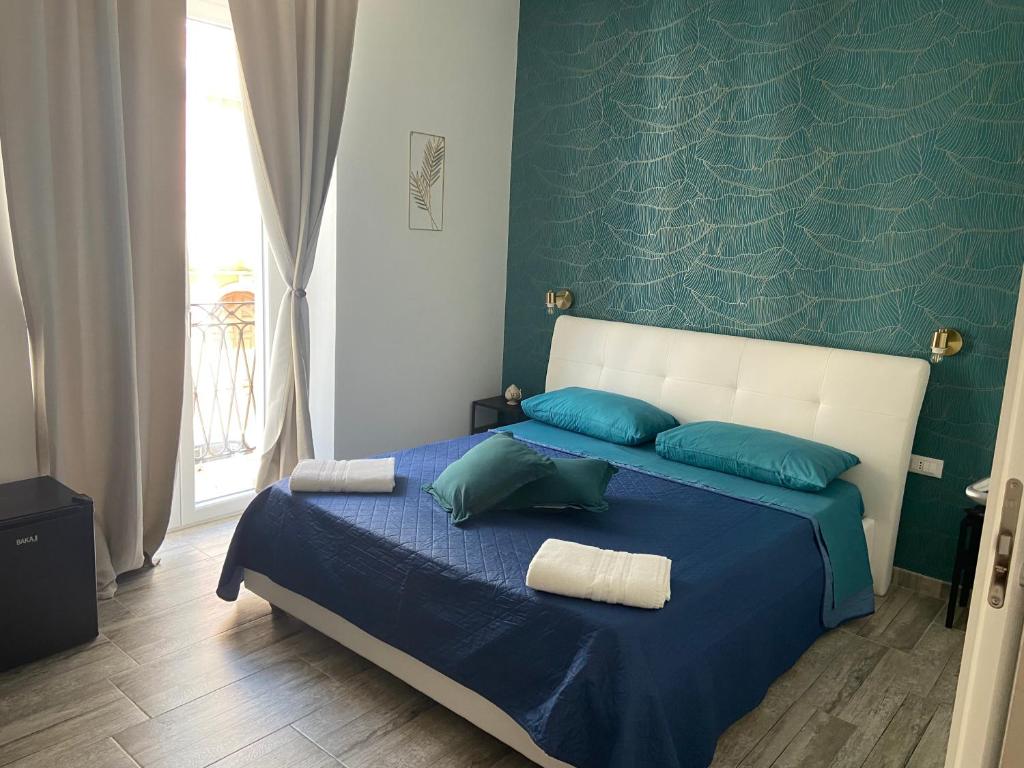 A bed or beds in a room at Room27