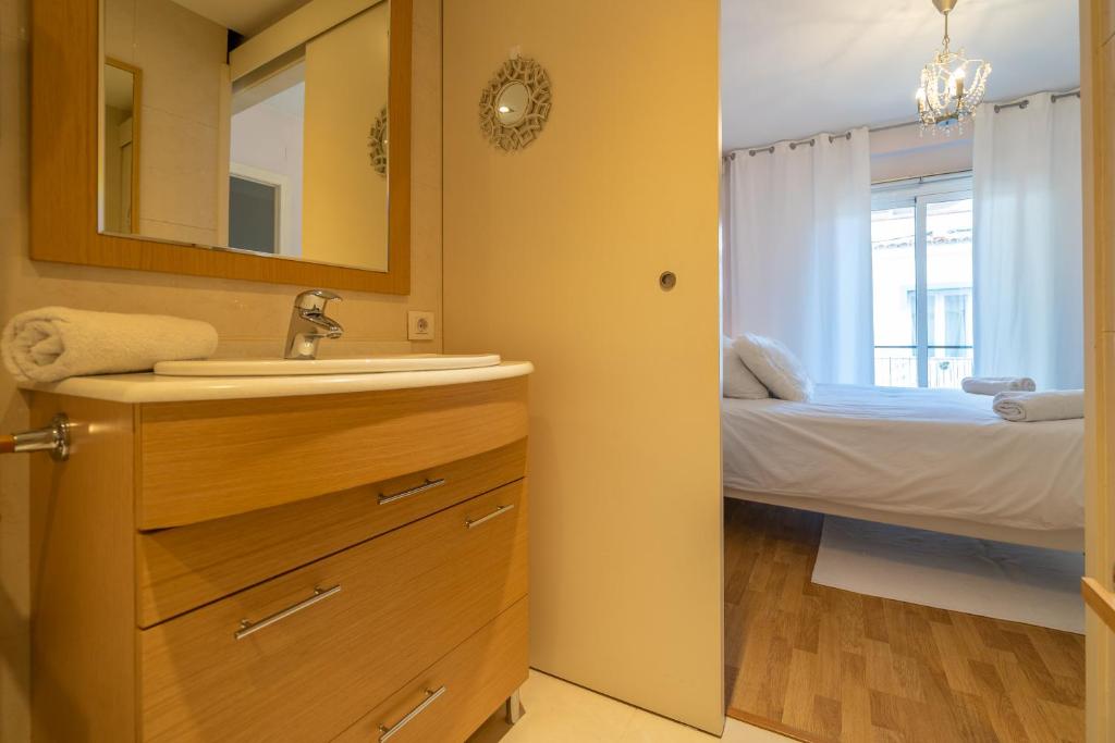 Posteľ alebo postele v izbe v ubytovaní HomeHolidaysRentals Plume - Costa Barcelona