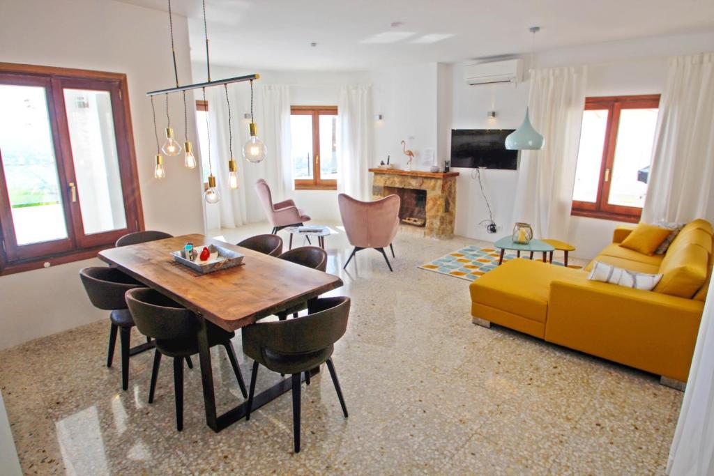 Televízia a/alebo spoločenská miestnosť v ubytovaní Suerte - sea view villa with private pool in Moraira