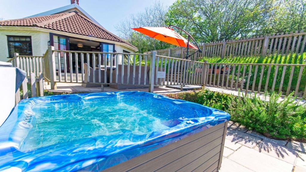 Foto sihtkohas Croyde asuva majutusasutuse Streamways Nr Croyde - Large country cottage with valley views, Hot Tub option and private garden cabin, sleeps 12-16 galeriist
