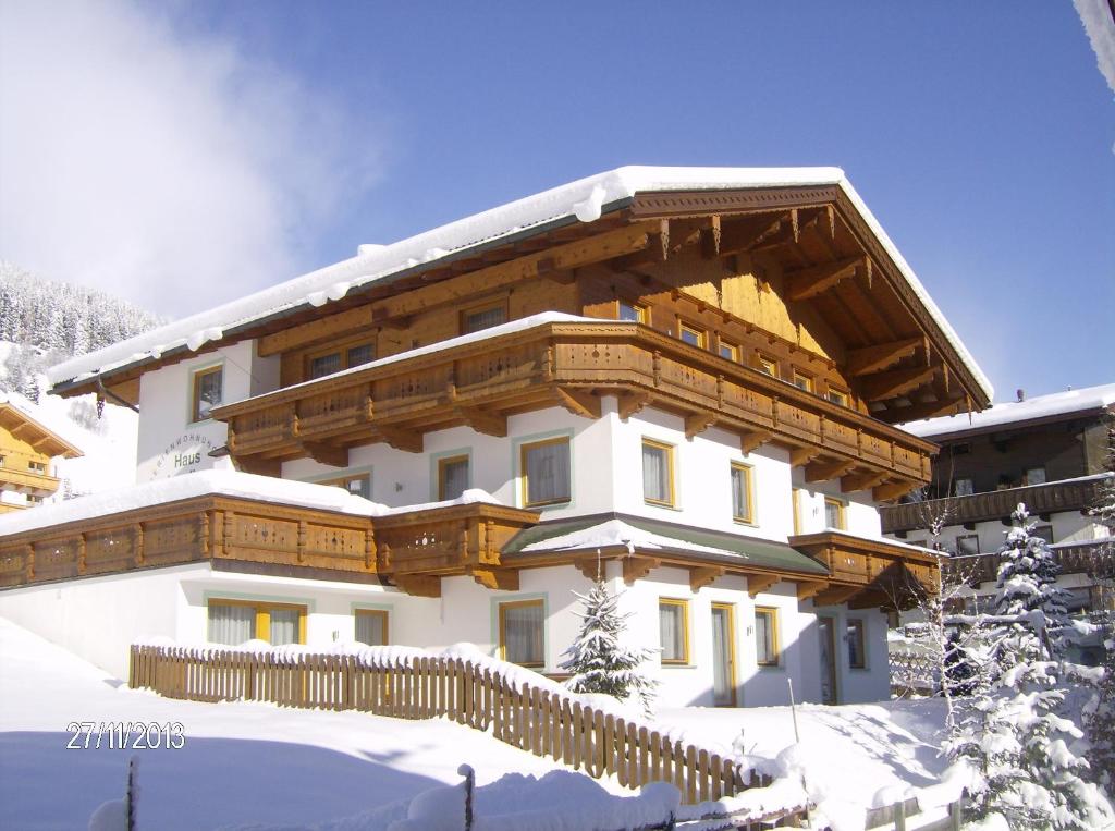 ein Gebäude mit Schnee auf dem Boden davor in der Unterkunft Haus Josefine in Gerlos