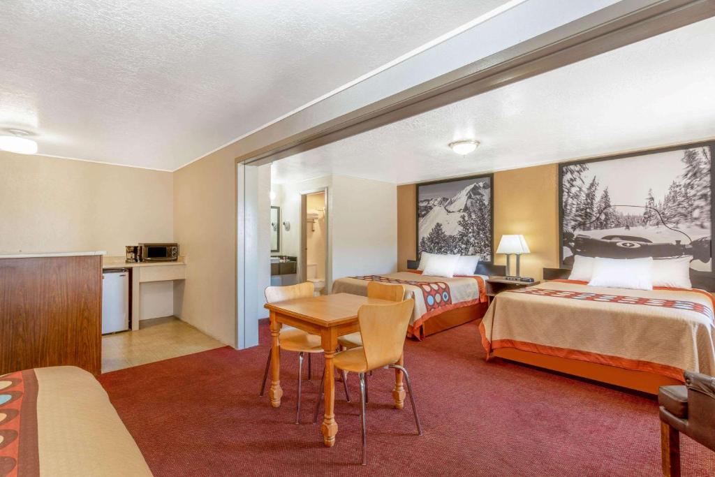 Super 8 by Wyndham Evanston - 1 King Bed, 2 Queen Bed, Family Suite, Non-Smoking