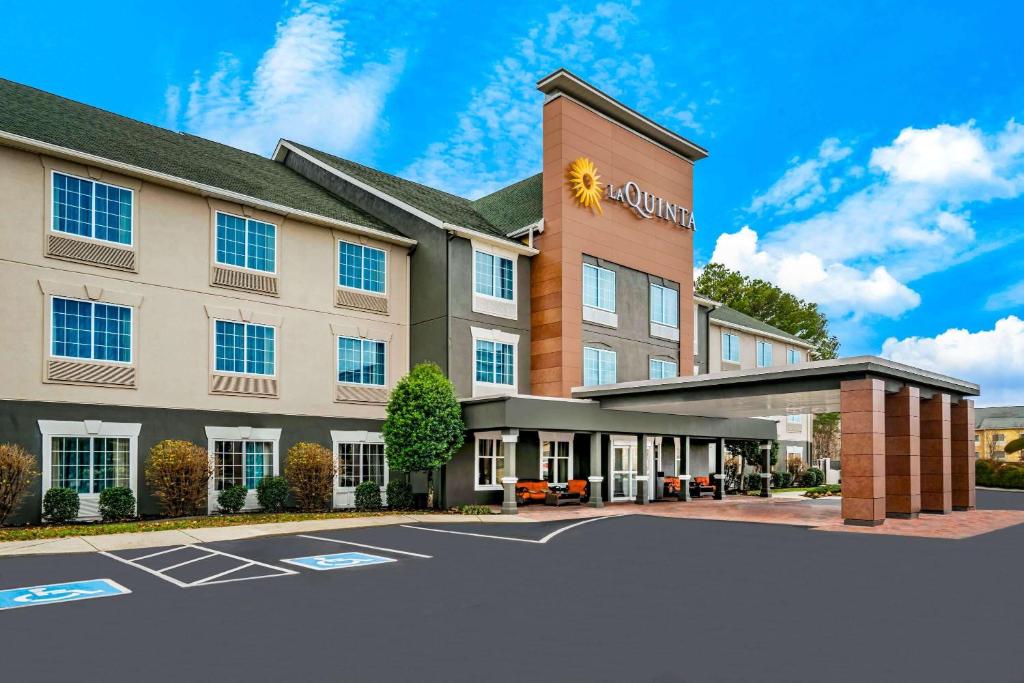 una rappresentazione della parte anteriore di un hotel di La Quinta by Wyndham Cookeville a Cookeville