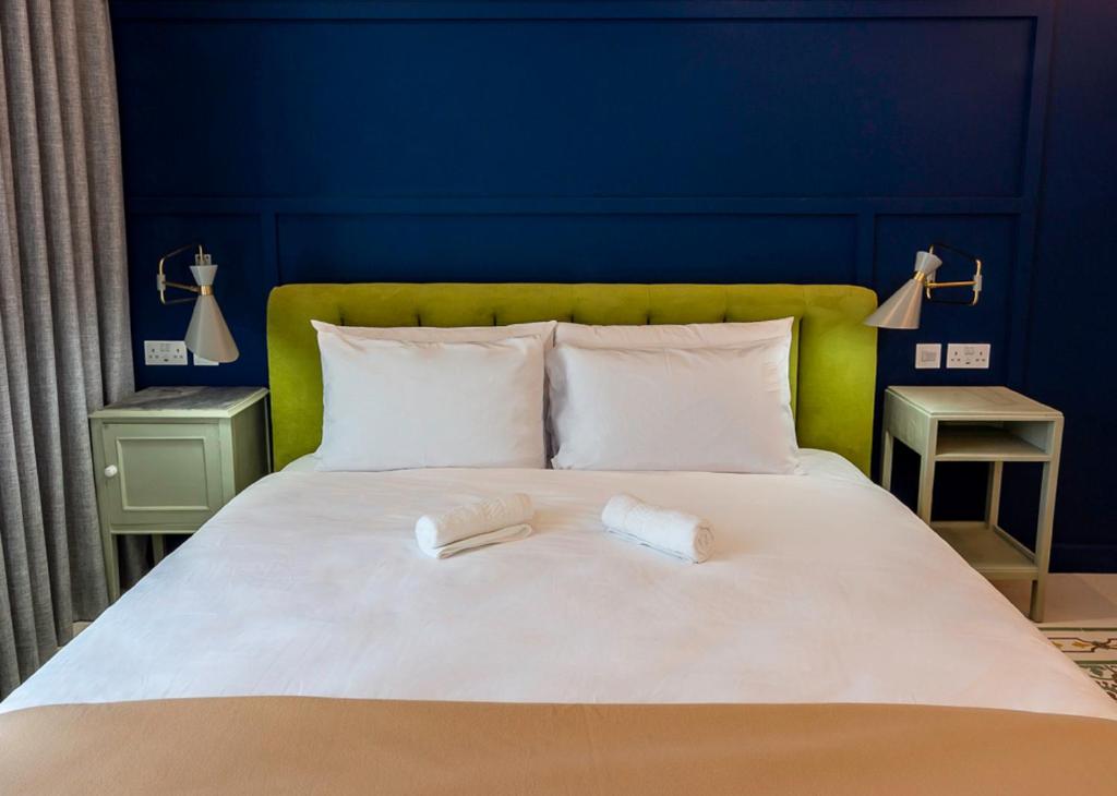Postel nebo postele na pokoji v ubytování The Vincent Boutique Suites