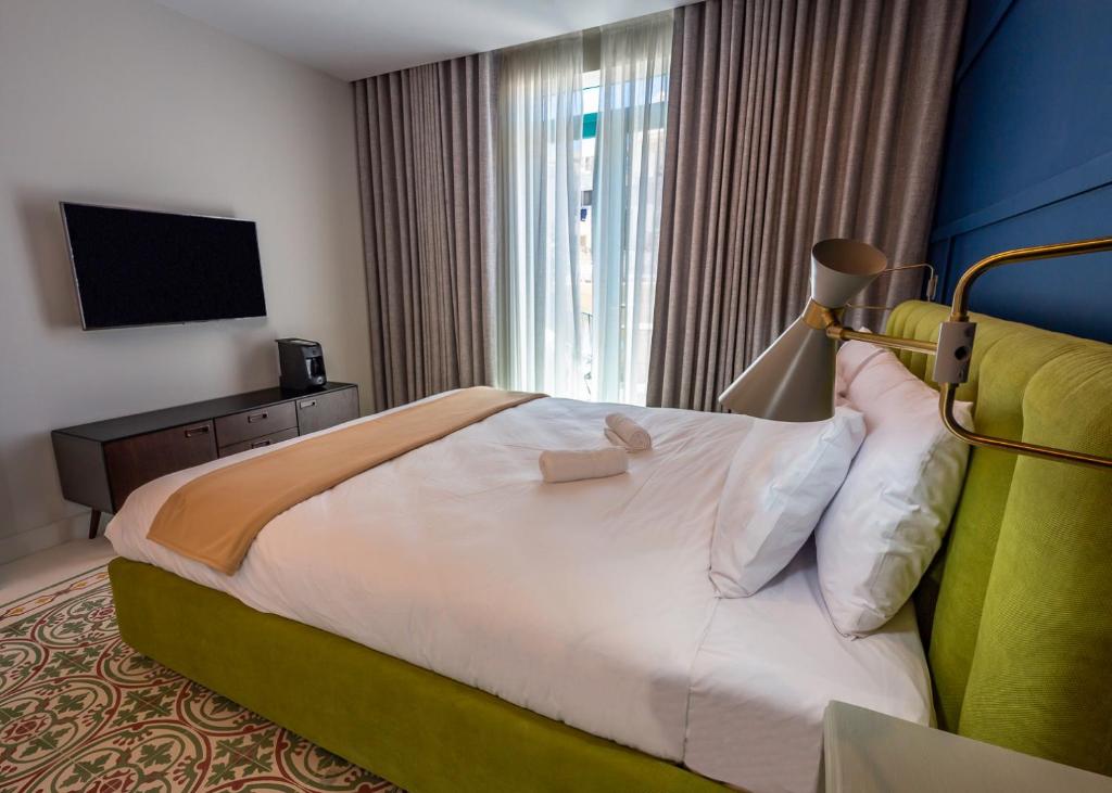 Postel nebo postele na pokoji v ubytování The Vincent Boutique Suites
