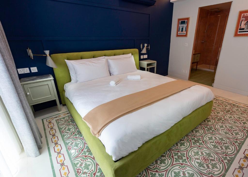 Postel nebo postele na pokoji v ubytování The Vincent Boutique Suites