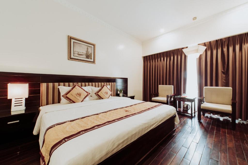 Postel nebo postele na pokoji v ubytování White Palace Thai Binh Hotel