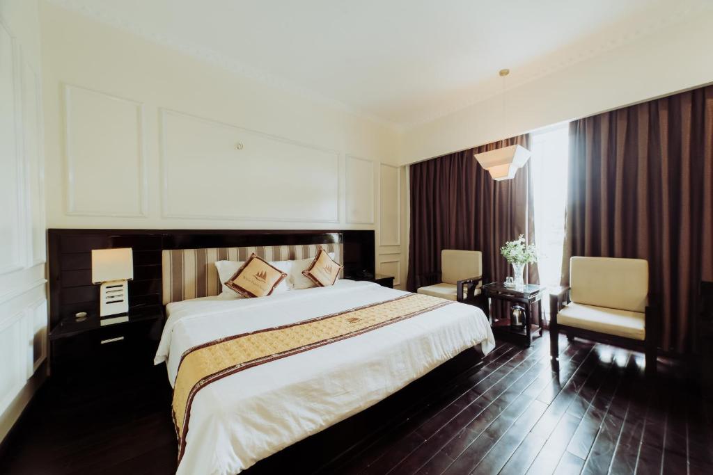 Postel nebo postele na pokoji v ubytování White Palace Thai Binh Hotel