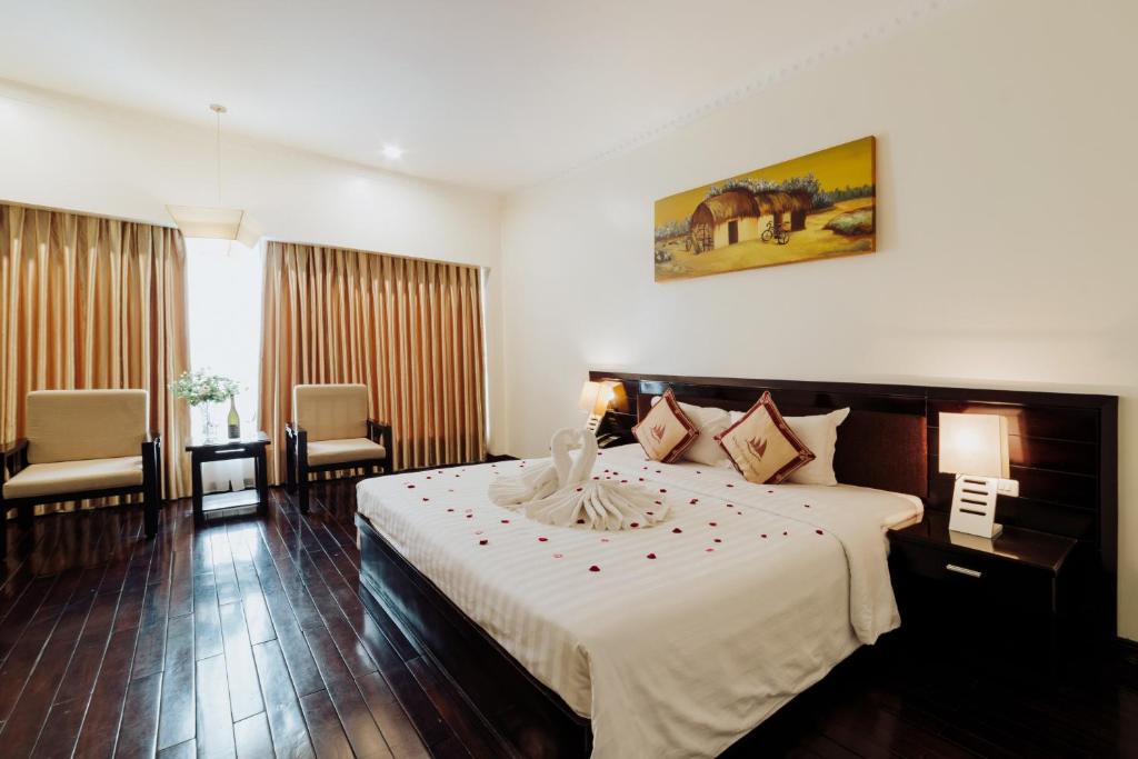 Postel nebo postele na pokoji v ubytování White Palace Thai Binh Hotel