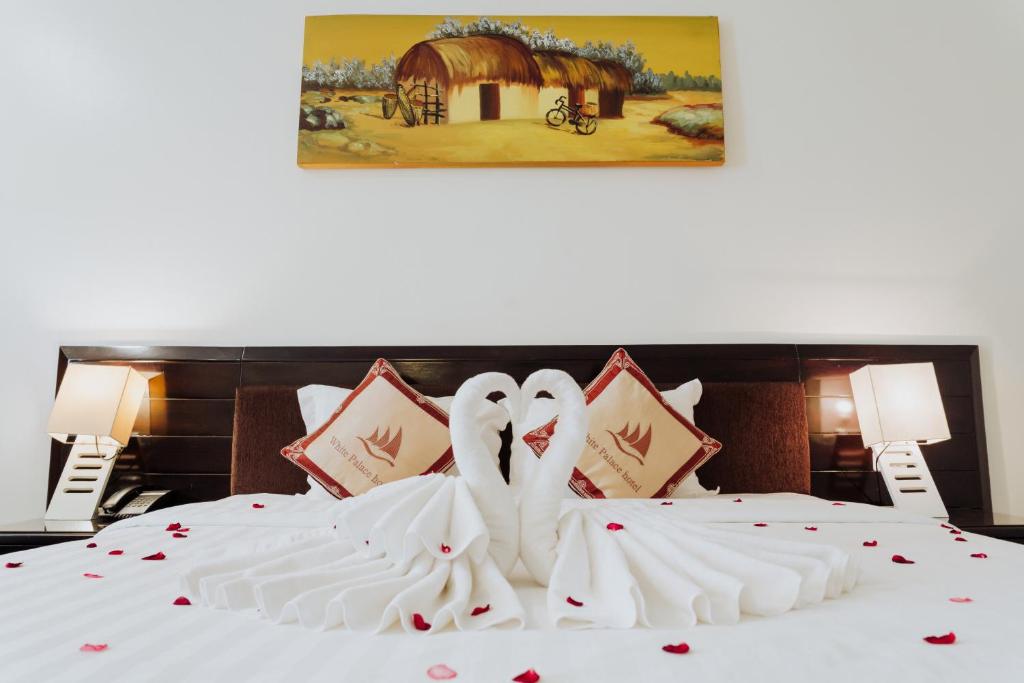 Postel nebo postele na pokoji v ubytování White Palace Thai Binh Hotel