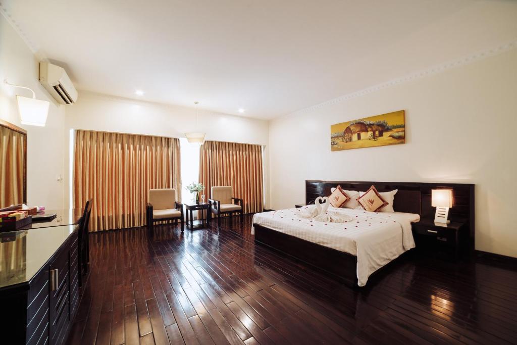 Postel nebo postele na pokoji v ubytování White Palace Thai Binh Hotel