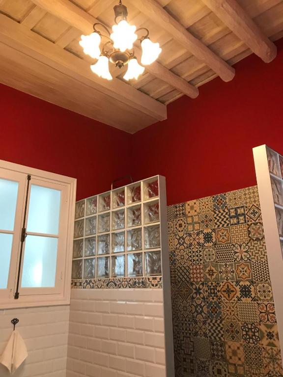 łazienka z prysznicem i sufitem w obiekcie Lujosa suite privada en casa del S XIX w mieście Sanlúcar de Barrameda
