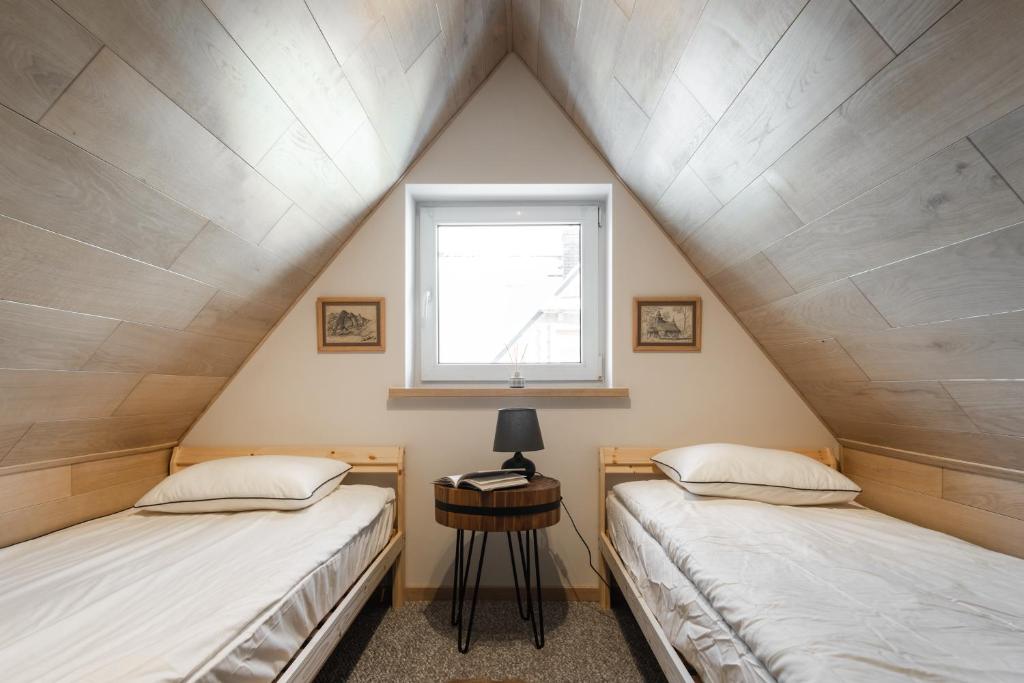 Posteľ alebo postele v izbe v ubytovaní Apartamenty Butorowy Zakopane