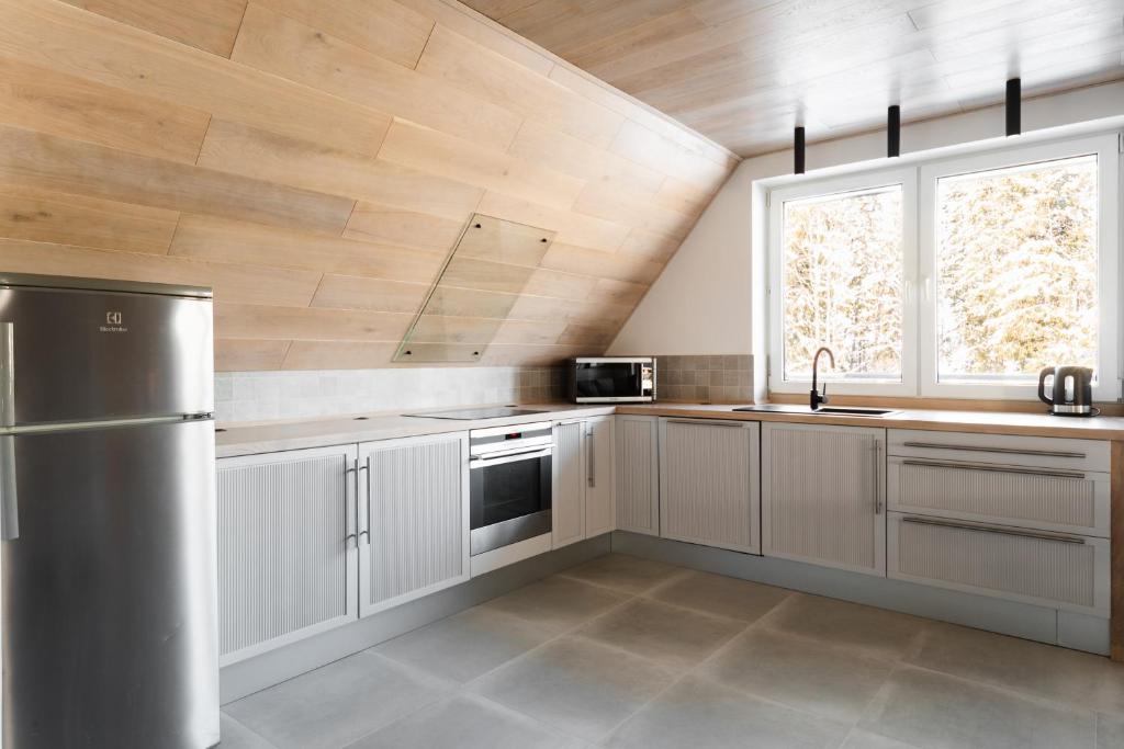 Kuchyňa alebo kuchynka v ubytovaní Apartamenty Butorowy Zakopane