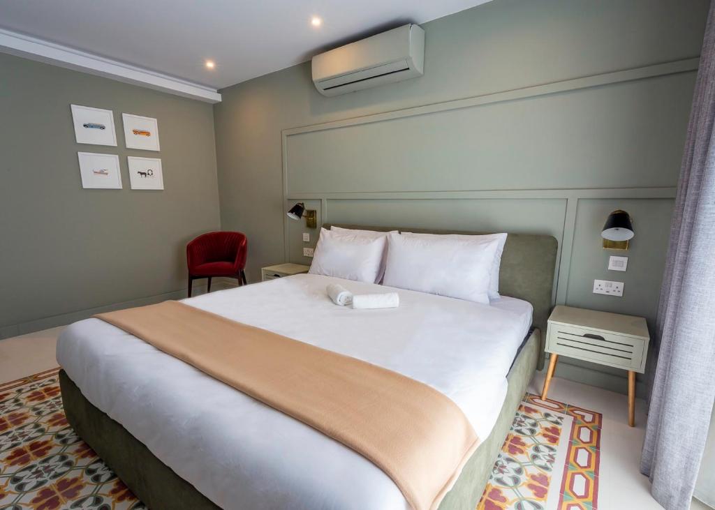 Postel nebo postele na pokoji v ubytování The Vincent Boutique Suites
