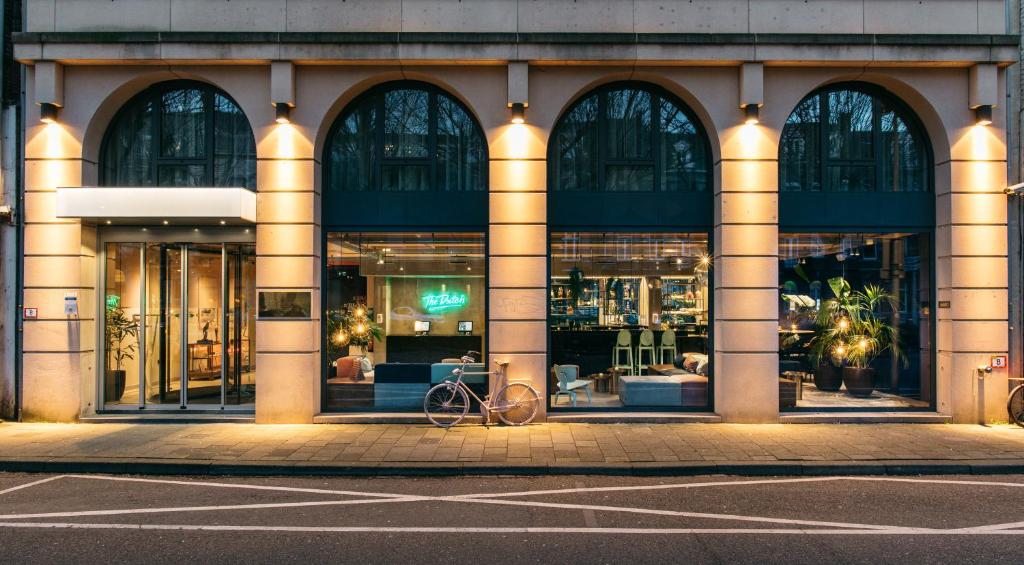una tienda frente a un edificio con una bicicleta delante en The Dutch Maastricht, en Maastricht