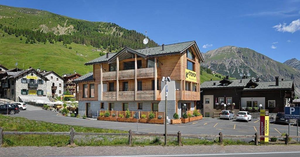 Nespecifikovaný výhled na hory nebo výhled na hory při pohledu z aparthotelu