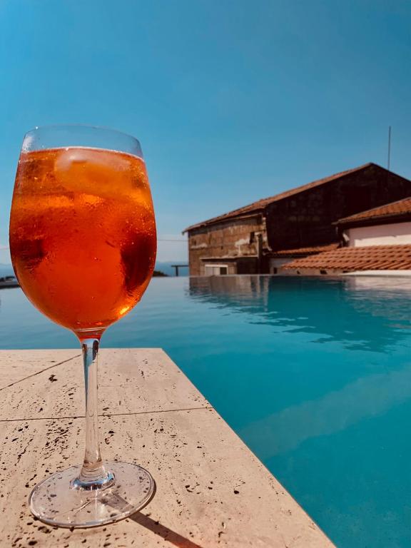 szklankę piwa siedzącą na stole obok basenu w obiekcie Villa Giovanna w Sorrento