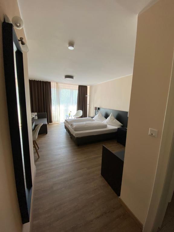 Postel nebo postele na pokoji v ubytování Hotel Drei Kronen