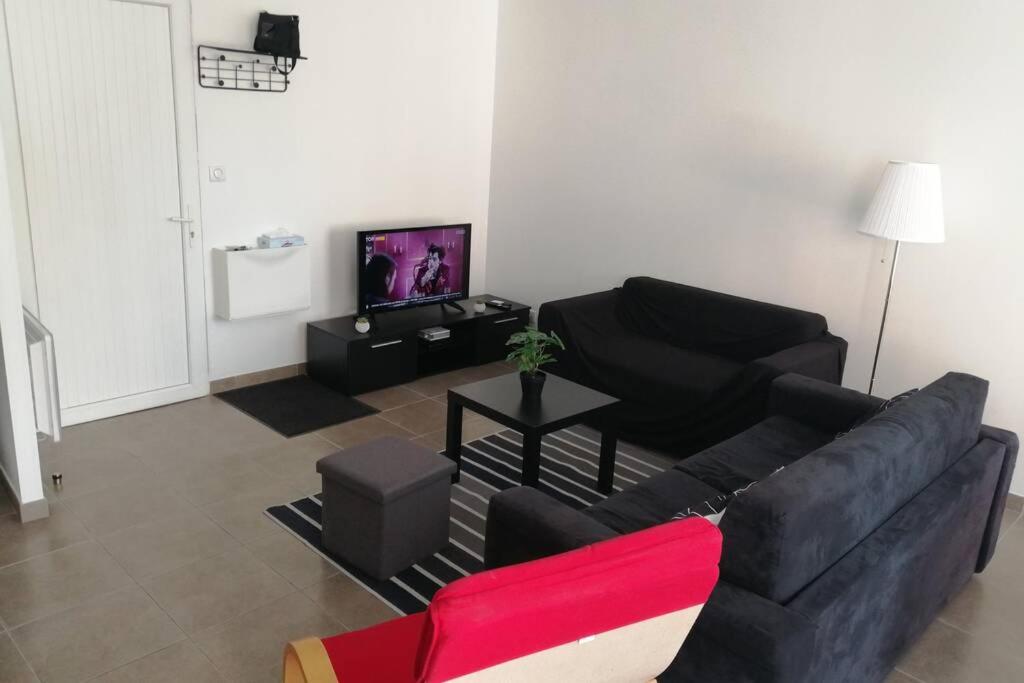 TV a/nebo společenská místnost v ubytování Appart'Hôtel Lagnieu