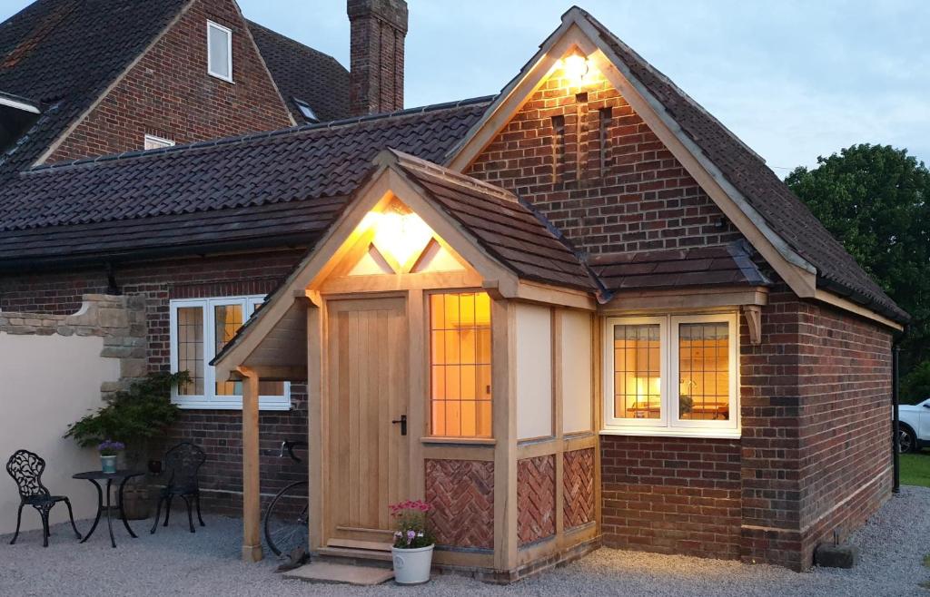 una casa pequeña con techo inclinado y garaje en Exclusive Holiday Accommodation - Bancoft Cottage en Bedale