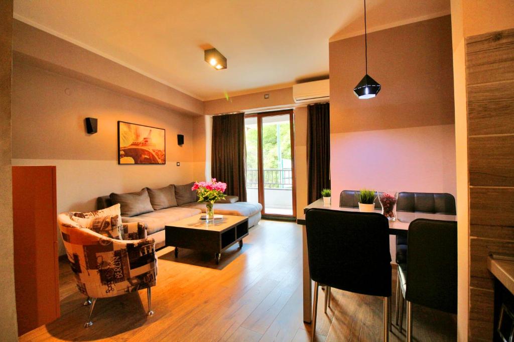 sala de estar con sofá y mesa en Luxury Skopje Apartments, en Skopje