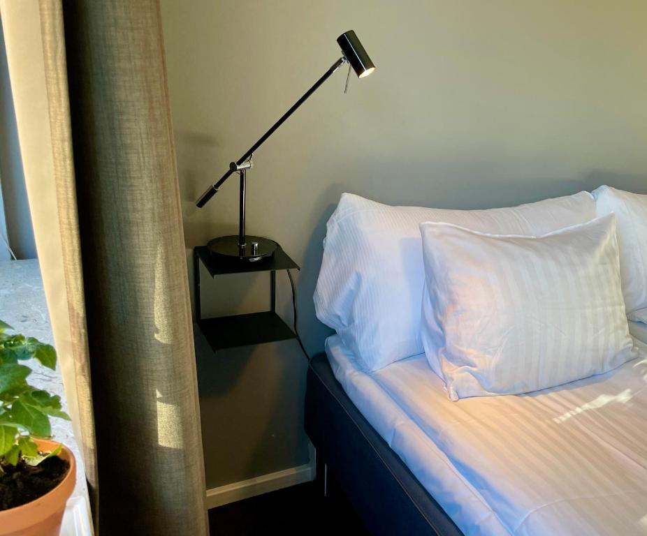 Postel nebo postele na pokoji v ubytování HOTEL N Hostel Malmö City