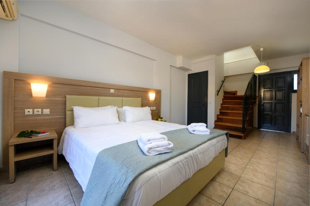 Postel nebo postele na pokoji v ubytování Corfu SunGate Hotel