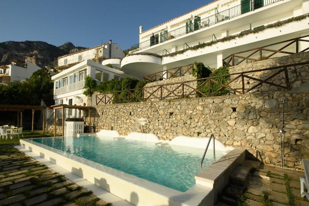 uma piscina em frente a um edifício em Hotel Il Pino em Praiano