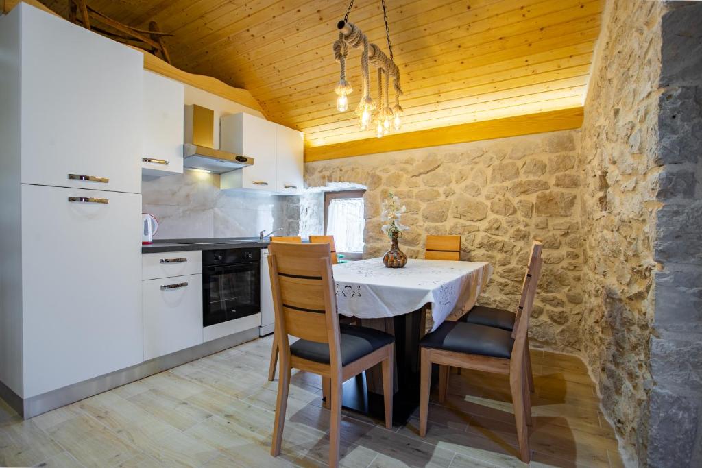 Kuchyňa alebo kuchynka v ubytovaní Patakun holiday home for 5, with heated pool