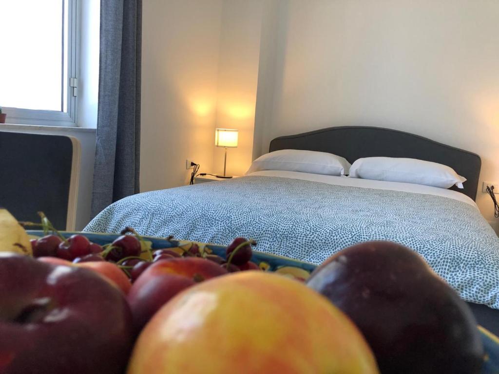 B&B Trinacria في باتي: صحن فاكهة أمام السرير