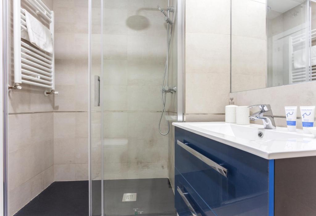 y baño con ducha y lavamanos. en MIT House Canalejas en Madrid, en Madrid