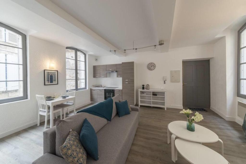 een woonkamer met een bank en een keuken bij Studio Well Decorated In Avignon in Avignon