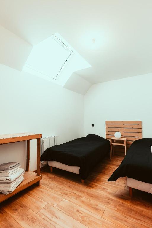 a bedroom with a bed and a table and a ceiling at Le Paradis du petit Rupembert in Wimille