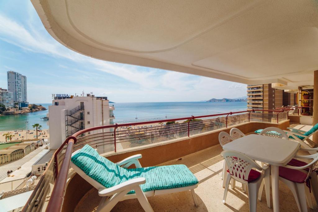 d'un balcon avec des chaises et une table offrant une vue sur l'océan. dans l'établissement Coblanca 8-5º, à Benidorm